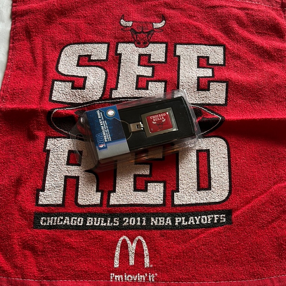 NBA Chicago bulls key ring and 2 towels